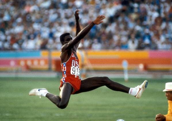 Carl Lewis (USA) - Flugphase Leichtathletik OS Sommer Herren Olympische Spiele 1984 Sommerspiele, Nationaltrikot, Weitsprung weit Vdia Einzelbild Los Angeles LA L A Dynamik, Leichtathletik OS Sommer Herren Olympische Spiele 1984 Sommerspiele, Nationaltrikot, Weitsprung weit Vdia Einzelbild Los Angeles LA L A Dynamik,