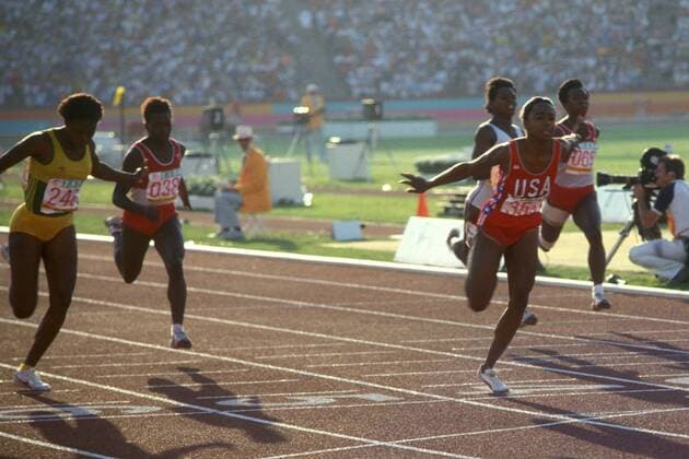 Evelyn Ashford (USA, vorn re.) - Zieleinlauf als 100 Meter Olympiasiegerin 1984, Merlene Ottey (Jamaika Platz 3, li.) und Angela Bailey (Kanada Platz 6, 2.v.li.) dahinter Leichtathletik OS Sommer Damen Olympische Spiele 1984, Sommerspiele, Nationaltrikot 100m, 100 m, Meter, Sprint, Kurzstrecke Vdia Gruppe Los Angeles LA L A Dynamik, Leichtathletik OS Sommer Damen Olympische Spiele 1984, Sommerspiele, Nationaltrikot 100m, 100 m, Meter, Sprint, Kurzstrecke Vdia Gruppe Los Angeles LA L A Dynamik,