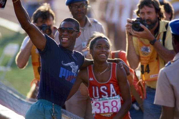 Evelyn Ashford (USA), 100 Meter Olympiasiegerin 1984, jubelt mit ihrem Ehemann Ray Washington Leichtathletik OS Sommer Damen Olympische Spiele 1984, Sommerspiele, Nationaltrikot 100m, 100 m, Meter, Sprint, Kurzstrecke Vdia Gruppe Los Angeles LA L A Freude, Begeisterung, Leichtathletik OS Sommer Damen Olympische Spiele 1984, Sommerspiele, Nationaltrikot 100m, 100 m, Meter, Sprint, Kurzstrecke Vdia Gruppe Los Angeles LA L A Freude, Begeisterung,