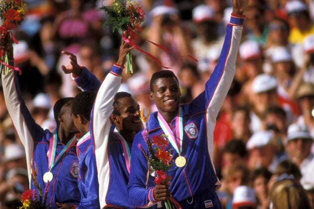 4x100 Meter Olympiasieger USA: Carl Lewis (re.) und Calvin Smith (2.v.re.) während der Siegerehrung Leichtathletik OS Sommer Herren Olympische Spiele 1984, Sommerspiele, 4x100m, 4 x 100 m, 100m, Meter, Staffel, Staffellauf Vdia Gruppe Los Angeles LA L A Freude, Leichtathletik OS Sommer Herren Olympische Spiele 1984, Sommerspiele, 4x100m, 4 x 100 m, 100m, Meter, Staffel, Staffellauf Vdia Gruppe Los Angeles LA L A Freude,