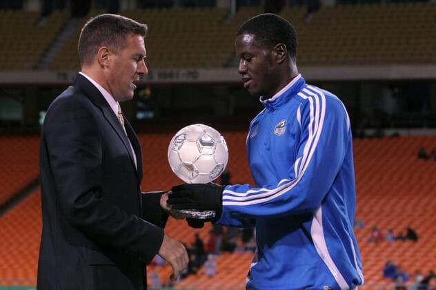 Technischer Direktor Peter Vermes überreicht Eddie Johnson (beide Kansas City Wizards) die Auszeichnung für den wertvollsten Spieler des Teams - (Icon918m0033) Fußball Herren MLS 2007, Major League Soccer, Play Off, Offs, Playoff, Playoffs, Kansas City Wizards Gruppe Kansas City Fußball Herren MLS 2007, Major League Soccer, Play Off, Offs, Playoff, Playoffs, Kansas City Wizards Gruppe Kansas City EDITORIAL USE ONLY