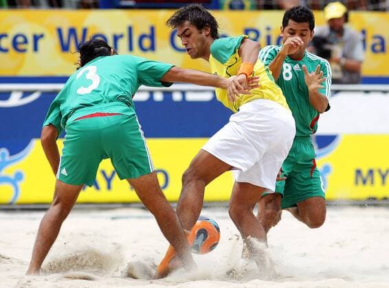 Bruno (Brasilien, Mitte) gegen Francisco Vargas (Mitte) und Alejandro Pozos (beide Mexiko) Beachsoccer Länderspiel Herren FIFA Beach Soccer World Cup 2007, WM, Finale, Endspiel, Nationalmannschaft, Nationaltrikot Gruppe Rio de Janeiro Dynamik, Beachsoccer Länderspiel Herren FIFA Beach Soccer World Cup 2007, WM, Finale, Endspiel, Nationalmannschaft, Nationaltrikot Gruppe Rio de Janeiro Dynamik,
