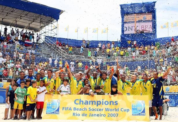 Brasilien bejubelt den Sieg beim FIFA Beach Soccer World Cup 2007 in Rio de Janeiro Beachsoccer WM Herren FIFA Beach Soccer World Cup 2007, Nationalmannschaft, Länderspiel, Nationaltrikot, Totale Logo, Emblem, Turnierlogo Turnieremblem Schriftzug Rio de Janeiro, Aufsteller, Champions, Champion Freude, Begeisterung, Beachsoccer WM Herren FIFA Beach Soccer World Cup 2007, Nationalmannschaft, Länderspiel, Nationaltrikot, Totale Logo, Emblem, Turnierlogo Turnieremblem Schriftzug Rio de Janeiro, Aufsteller, Champions, Champion Freude, Begeisterung,