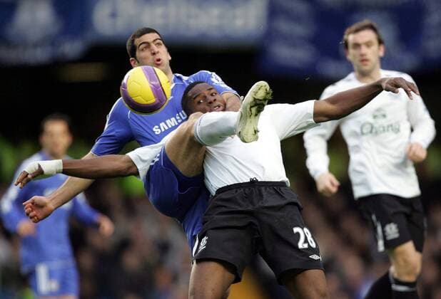 Victor Anichebe (Everton, re.) gegen Tal Ben Haim (Chelsea) - EDITORIAL USE ONLY. No use with unauthorised audio, video, data, fixture lists, club league logos or live services. Online in-match use limited to 120 images, no video emulation. No use in betting, games or single club league player publications. Fußball Herren English Premier League 2007 2008, 1. Englische Liga, Chelsea FC London - FC Everton 1:1 Gruppe London Dynamik, Kampf, Fußball Herren English Premier League 2007 2008, 1. Englische Liga, Chelsea FC London - FC Everton 1:1 Gruppe London Dynamik, Kampf,