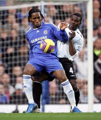 Didier Drogba (Chelsea, li.) gegen Joseph Yobo (Everton) - EDITORIAL USE ONLY. No use with unauthorised audio, video, data, fixture lists, club league logos or live services. Online in-match use limited to 120 images, no video emulation. No use in betting, games or single club league player publications. Fußball Herren English Premier League 2007 2008, 1. Englische Liga, Chelsea FC London - FC Everton 1:1 Gruppe London Dynamik, Fußball Herren English Premier League 2007 2008, 1. Englische Liga, Chelsea FC London - FC Everton 1:1 Gruppe London Dynamik,