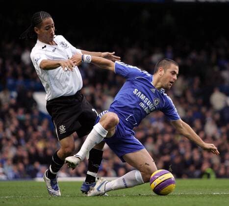 Joe Cole (Chelsea, re.) gegen Steven Pienaar (Everton) - EDITORIAL USE ONLY. No use with unauthorised audio, video, data, fixture lists, club league logos or live services. Online in-match use limited to 120 images, no video emulation. No use in betting, games or single club league player publications. Fußball Herren English Premier League 2007 2008, 1. Englische Liga, Chelsea FC London - FC Everton 1:1 Gruppe London Dynamik, Fußball Herren English Premier League 2007 2008, 1. Englische Liga, Chelsea FC London - FC Everton 1:1 Gruppe London Dynamik,