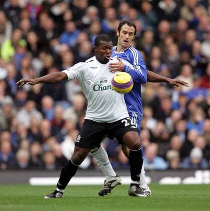 Ricardo Carvalho (Chelsea, re.) gegen Yakubu Ayegbeni (Everton) - EDITORIAL USE ONLY. No use with unauthorised audio, video, data, fixture lists, club league logos or live services. Online in-match use limited to 120 images, no video emulation. No use in betting, games or single club league player publications. Fußball Herren English Premier League 2007 2008, 1. Englische Liga, Chelsea FC London - FC Everton 1:1 Gruppe London Dynamik, Fußball Herren English Premier League 2007 2008, 1. Englische Liga, Chelsea FC London - FC Everton 1:1 Gruppe London Dynamik,