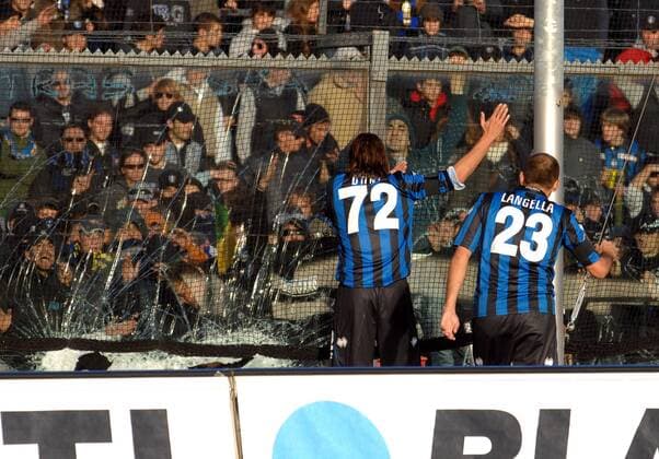 Cristiano Doni (li.) und Antonio Langella (beide Bergamo) versuchen die aufgebrachten Fans hinter der zerstörten Barriere zu beruhigen - Fußball Herren Serie A 2007 2008, 1. Italienische Liga, Atalanta Bergamo, Abbruch, Spielabbruch, Glasscheibe Totale Barriere, hinten, Rücken, Hooligans o0 Vandalismus Bergamo, o0 Zerstörung Fußball Herren Serie A 2007 2008, 1. Italienische Liga, Atalanta Bergamo, Abbruch, Spielabbruch, Glasscheibe Totale Barriere, hinten, Rücken, Hooligans o0 Vandalismus Bergamo, o0 Zerstörung