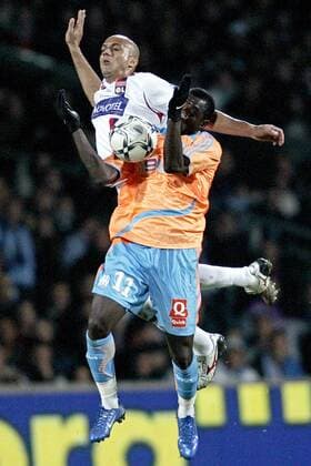 Mamadou Niang (Marseille, vorn) gegen Fabio dos Santos (Lyon) - (pan23177) Fußball Herren Ligue 1 2007 2008, 1. Französische Liga, Olympique Lyonnais - Olympique de Marseille 1:2, OM, OL Gruppe Lyon Dynamik, Fußball Herren Ligue 1 2007 2008, 1. Französische Liga, Olympique Lyonnais - Olympique de Marseille 1:2, OM, OL Gruppe Lyon Dynamik,
