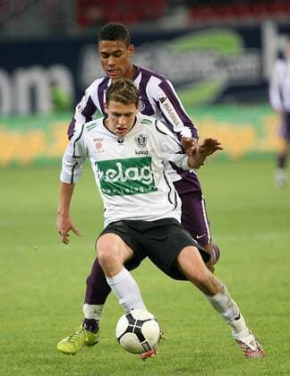 Zlatko Junuzovic (Austria Kärnten, vorn) gegen Rubin Okotie (Austria Wien) Fußball Herren tmobileBundesliga 2007 2008, 1. Österreichische Liga, SK Austria Kärnten - FK Austria Magna Wien 0:1 Gruppe Klagenfurt Dynamik, Fußball Herren tmobileBundesliga 2007 2008, 1. Österreichische Liga, SK Austria Kärnten - FK Austria Magna Wien 0:1 Gruppe Klagenfurt Dynamik,