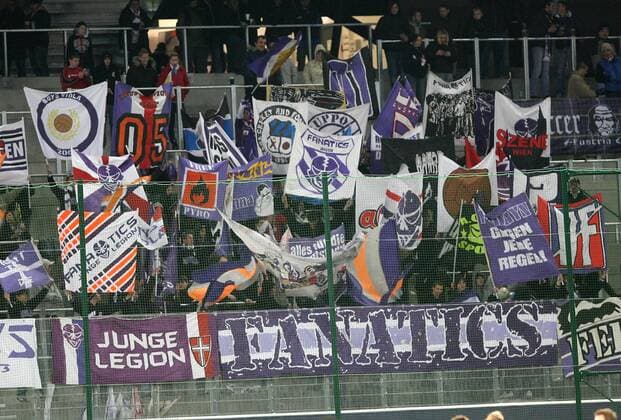 Austria Wien Fans präsentieren ihre Doppelhalter Fußball Herren tmobileBundesliga 2007 2008, 1. Österreichische Liga, FK Austria Magna Wien Totale Klagenfurt Fußball Herren tmobileBundesliga 2007 2008, 1. Österreichische Liga, FK Austria Magna Wien Totale Klagenfurt