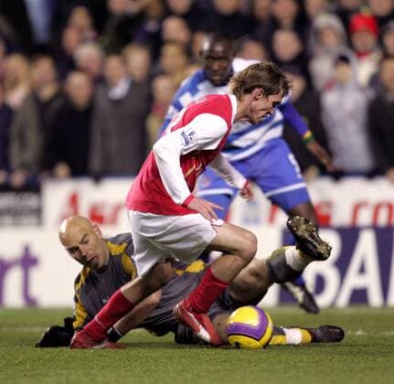 Aliaksandr Hleb (Arsenal, vorn) gegen Torwart Marcus Hahnemann (Reading) - EDITORIAL USE ONLY. No use with unauthorised audio, video, data, fixture lists, club league logos or live services. Online in-match use limited to 120 images, no video emulation. No use in betting, games or single club league player publications. Fußball Herren English Premier League 2007 2008, 1. Englische Liga, Reading FC - Arsenal FC London 1:3 Gruppe premiumd Reading Dynamik, Fußball Herren English Premier League 2007 2008, 1. Englische Liga, Reading FC - Arsenal FC London 1:3 Gruppe premiumd Reading Dynamik,