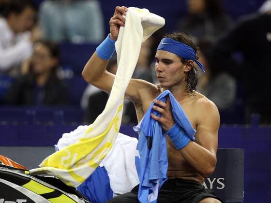 Rafael Nadal (Spanien) wechselt das Tshirt Tennis WM Herren ATP Masters Cup 2007, Series, Tour Einzelbild Shanghai Tennis WM Herren ATP Masters Cup 2007, Series, Tour Einzelbild Shanghai