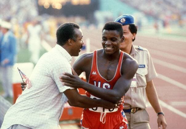 Olympiasieger Carl Lewis (USA, re.) empfängt die Glückwünsche seines Bruders Leichtathletik OS Sommer Herren Olympische Spiele Los Angeles 1984, Sommerspiele, Nationaltrikot Gruppe Los Angeles Freude, Leichtathletik OS Sommer Herren Olympische Spiele Los Angeles 1984, Sommerspiele, Nationaltrikot Gruppe Los Angeles Freude,
