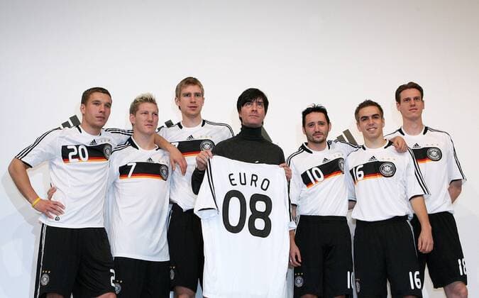 Präsentation des neuen Adidas Nationaltrikots für die EURO 2008 mit: Bundestrainer Joachim Löw (Mitte) und v.li.: Lukas Podolski, Bastian Schweinsteiger, Per Mertesacker, Oliver Neuville, Philipp Lahm, Tim Borowski (alle Deutschland) Fußball EM Herren Vorschau 2007, EM 2008, Nationalteam, Nationaltrikot, Präsentation, Pressetermin, Gruppe o0 Trikotvorstellung, Trikot Trikotpräsentation Hannover Fußball EM Herren Vorschau 2007, EM 2008, Nationalteam, Nationaltrikot, Präsentation, Pressetermin, Gruppe o0 Trikotvorstellung, Trikot Trikotpräsentation Hannover