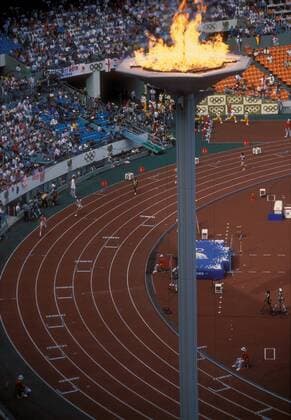 Das olympische Feuer thront über dem Teilnehmerfeld des Hürdenlaufs im Olympiastadion von Seoul während der Sommerspiele 1988 Leichtathletik OS Sommer Damen Olympische Spiele Seoul 1988, Sommerspiele, Nationaltrikot o0 Impressionen Flamme Totale Olympiastadion o0 Leichtathleten Athleten Seoul o0 Athletinnen Leichtathletinnen Leichtathletik OS Sommer Damen Olympische Spiele Seoul 1988, Sommerspiele, Nationaltrikot o0 Impressionen Flamme Totale Olympiastadion o0 Leichtathleten Athleten Seoul o0 Athletinnen Leichtathletinnen