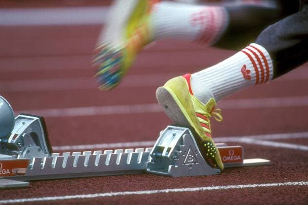 Läufer mit Adidas Sportschuhen löst sich aus dem Omega Startblock Leichtathletik OS Sommer Herren Olympische Spiele Seoul 1988, Sommerspiele o0 Leichtathlet Athlet Einzelbild Sponsor, Werbepartner, Werbung, Wirtschaft Seoul Wischeffekt o0 Spikes Dynamik, Leichtathletik OS Sommer Herren Olympische Spiele Seoul 1988, Sommerspiele o0 Leichtathlet Athlet Einzelbild Sponsor, Werbepartner, Werbung, Wirtschaft Seoul Wischeffekt o0 Spikes Dynamik,