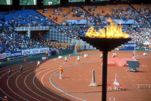 Das olympische Feuer thront über dem Läuferfeld während der Olympischen Spiele 1988 in Seoul Leichtathletik OS Sommer Herren Olympische Spiele Seoul 1988, Sommerspiele, Nationaltrikot o0 Leichtathleten Athleten Totale Olympiastadion o0 Impressionen Seoul Leichtathletik OS Sommer Herren Olympische Spiele Seoul 1988, Sommerspiele, Nationaltrikot o0 Leichtathleten Athleten Totale Olympiastadion o0 Impressionen Seoul