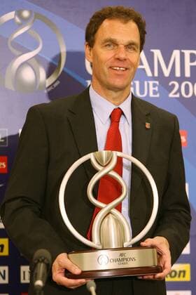 Trainer Holger Osieck (Urawa Red Diamonds), AFC Asian Champions League Sieger 2007, während der Pressekonferenz mit dem Pokal - (200711151204091) Fußball Herren AFC Asian Champions League 2007, Urawa Reds, Finale Endspiel, Asien Asiatische, Vdig Einzelbild Saitama Freude, Fußball Herren AFC Asian Champions League 2007, Urawa Reds, Finale Endspiel, Asien Asiatische, Vdig Einzelbild Saitama Freude,