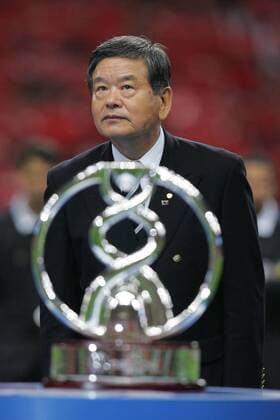 JFA Präsident Saburo Kawabuchi (Japan) hinter dem Siegerpokal der AFC Asian Champions League -  (2007111512425778) Fußball Herren AFC Asian Champions League 2007, Finale Endspiel, Asien Asiatische, Vdig Einzelbild Saitama Fußball Herren AFC Asian Champions League 2007, Finale Endspiel, Asien Asiatische, Vdig Einzelbild Saitama