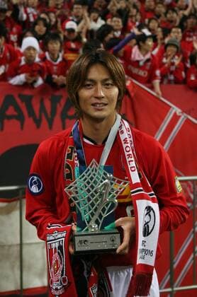 Yuichiro Nagai (Urawa Red Diamonds) mit dem Pokal für den besten Spieler der AFC Asian Champions League 2007 -  (2007111503395435) Fußball Herren AFC Asian Champions League 2007, Urawa Reds, Finale Endspiel, Asien Asiatische, Vdig Einzelbild Saitama Fußball Herren AFC Asian Champions League 2007, Urawa Reds, Finale Endspiel, Asien Asiatische, Vdig Einzelbild Saitama