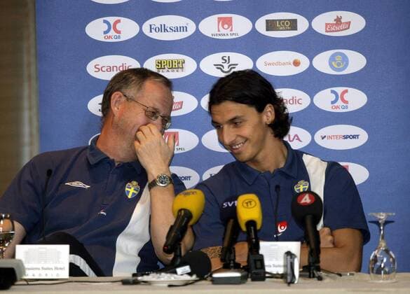 Zlatan Ibrahimovic (re.) und Nationaltrainer Lars Lagerbäck (beide Schweden) im Gespräch während der Pressekonferenz -  - NOxONLINExUSE Fußball Herren EM Qualifikation 2007, Nationalteam, Schweden, Pressekonferenz, Pressetermin Gruppe Madrid Fußball Herren EM Qualifikation 2007, Nationalteam, Schweden, Pressekonferenz, Pressetermin Gruppe Madrid