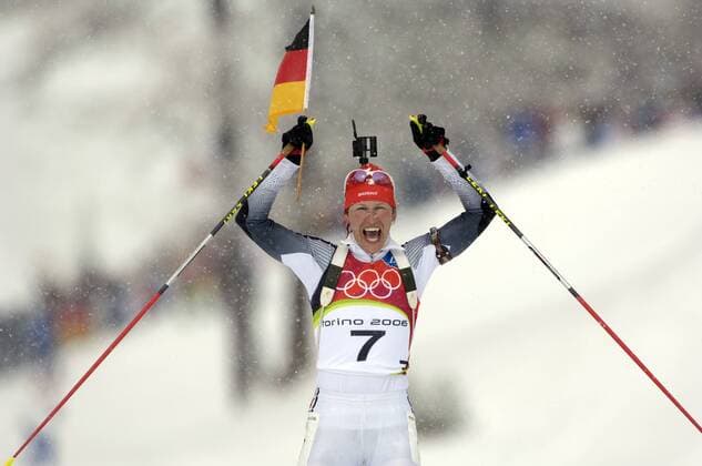 Kati Wilhelm (Deutschland) - Olympiasiegerin über 10km Verfolgung bei den Olympischen Spielen 2006 Biathlon OS Winter Damen Olympische Spiele Turin 2006, Winterspiele, 10 km, Kilometer, Verfolgungsrennen Einzelbild Cesana San Sicario Begeisterung, Freude, Biathlon OS Winter Damen Olympische Spiele Turin 2006, Winterspiele, 10 km, Kilometer, Verfolgungsrennen Einzelbild Cesana San Sicario Begeisterung, Freude,