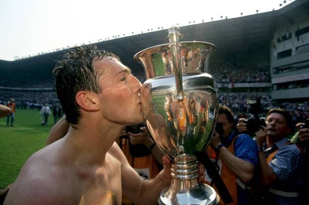 Marc Wilmots (Standard Lüttich), Belgischer Pokalsieger 1993, küßt die Trophäe - Fußball Herren Beker van Belgie 1992 1993, Belgischer Pokal, Pokalspiel, Standard Lüttich, Vdia Einzelbild Finale Endspiel Pokalendspiel Pokalfinale Brüssel Freude, Begeisterung, Fußball Herren Beker van Belgie 1992 1993, Belgischer Pokal, Pokalspiel, Standard Lüttich, Vdia Einzelbild Finale Endspiel Pokalendspiel Pokalfinale Brüssel Freude, Begeisterung,