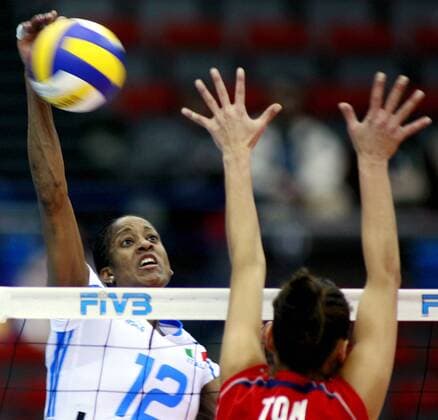 Taismary Aguero (Italien, li.) am Ball -  Volleyball Damen World Cup 2007, World Cup, Weltcup, Welt, WC, Nationalteam, Nationaltrikot, Italien - USA 3:0,Finale Gruppe Nagoya Dynamik, Volleyball Damen World Cup 2007, World Cup, Weltcup, Welt, WC, Nationalteam, Nationaltrikot, Italien - USA 3:0,Finale Gruppe Nagoya Dynamik,