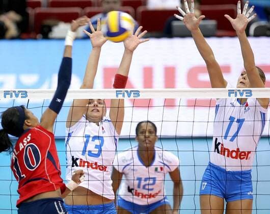 Kimberly Glass (USA, li.) gegen Simona Gioli (re.) und Francesca Ferretti und (beide Italien) -  Volleyball Damen World Cup 2007, World Cup, Weltcup, Welt, WC, Nationalteam, Nationaltrikot, Italien - USA 3:0,Finale Gruppe Nagoya Dynamik, Volleyball Damen World Cup 2007, World Cup, Weltcup, Welt, WC, Nationalteam, Nationaltrikot, Italien - USA 3:0,Finale Gruppe Nagoya Dynamik,