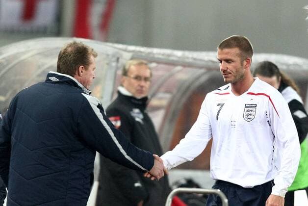 David Beckham (re.) wird von Nationaltrainer Steve McClaren (beide England) ausgewechselt Fußball Länderspiel Herren Freundschaftsspiel 2007, Test, Testspiel, Nationalteam, Nationaltrikot Gruppe Wien Fußball Länderspiel Herren Freundschaftsspiel 2007, Test, Testspiel, Nationalteam, Nationaltrikot Gruppe Wien
