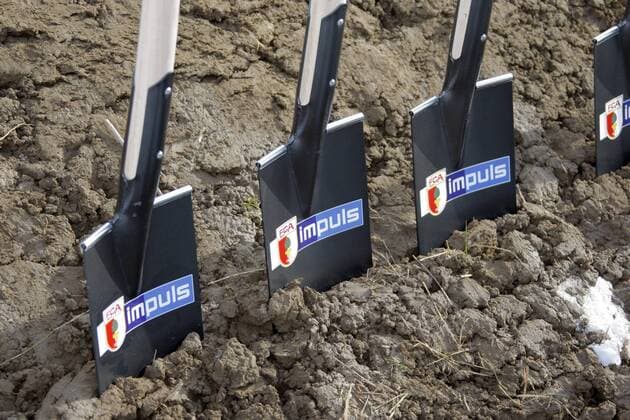 Fußball, Stadiongeschichte FC Augsburg Aufgereihte Spaten, welche zum ersten Spatenstich für den Bau der neuen Impuls Arena, der zukünftigen Heimspielstätte des FC Augsburg, bereit stehen Fußball 2. BL Herren Saison 2007 2008, FC Augsburg, Bau, Neubau, Stadionbau, Stadion, Fußballstadion Gruppe ImpulsArena Augsburg Fußball 2. BL Herren Saison 2007 2008, FC Augsburg, Bau, Neubau, Stadionbau, Stadion, Fußballstadion Gruppe ImpulsArena Augsburg