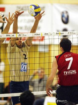 Lukas Divis (Friedrichshafen, li.) gegen Goran Iliev (Bühl) Volleyball Herren DVV Pokal 2007 2008, Pokalspiel, Achtelfinale, TV Bühl - VfB Friedrichshafen 0:3 Gruppe Bühl Dynamik, Volleyball Herren DVV Pokal 2007 2008, Pokalspiel, Achtelfinale, TV Bühl - VfB Friedrichshafen 0:3 Gruppe Bühl Dynamik,