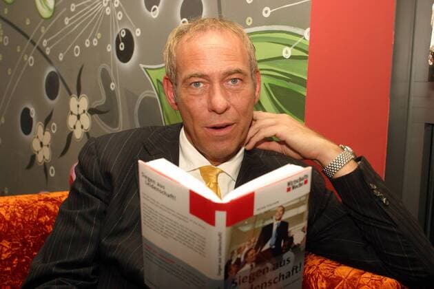 Präsident Peter Fischer (Frankfurt) anlässlich der Präsentation seines Buches - SIEGEN AUS LEIDENSCHAFT - Fußball 1. BL Herren Saison 2003 2004, Eintracht Frankfurt, Präsentation, Pressetermin, Buchvorstellung, Buchpräsentation Einzelbild Frankfurt M. Fußball 1. BL Herren Saison 2003 2004, Eintracht Frankfurt, Präsentation, Pressetermin, Buchvorstellung, Buchpräsentation Einzelbild Frankfurt M.