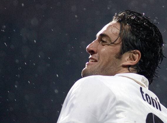 Luca Toni (Italien) jubelt -  Fußball Länderspiel Herren EM Qualifikation 2007, Nationalteam, Nationaltrikot Porträt Glasgow Begeisterung, Freude, Fußball Länderspiel Herren EM Qualifikation 2007, Nationalteam, Nationaltrikot Porträt Glasgow Begeisterung, Freude,