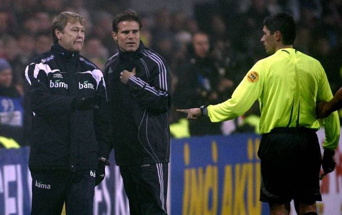 FIFA Schiedsrichter Dr. Markus Merk und der vierte Offizielle Dr. Felix Brych (beide Deutschland) ermahnen Nationaltrainer Age Hareide (Norwegen) -  Fußball Länderspiel Herren EM Qualifikation 2007, Nationalmannschaft Gruppe Oslo Spannung, Fußball Länderspiel Herren EM Qualifikation 2007, Nationalmannschaft Gruppe Oslo Spannung,