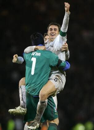 Fabio Cannavaro (re.) umarmt Torwart Gianluigi Buffon (beide Italien) -  Fußball Länderspiel Herren EM Qualifikation 2007, Nationalmannschaft, Nationaltrikot Gruppe Glasgow Freude, Fußball Länderspiel Herren EM Qualifikation 2007, Nationalmannschaft, Nationaltrikot Gruppe Glasgow Freude,