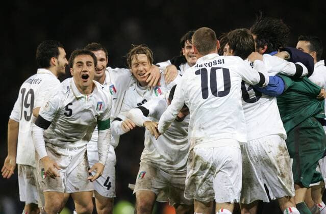 Schlussjubel Italien, u.a. Fabio Cannavaro (li.) -  Fußball Länderspiel Herren EM Qualifikation 2007, Nationalmannschaft, Nationaltrikot Gruppe Glasgow Freude, Fußball Länderspiel Herren EM Qualifikation 2007, Nationalmannschaft, Nationaltrikot Gruppe Glasgow Freude,