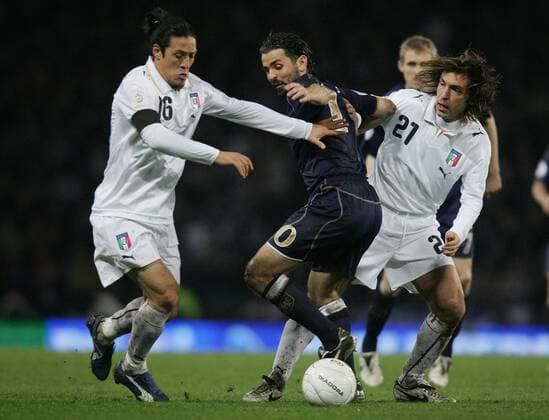 Paul Hartley (Schottland, Mitte) gegen Mauro Camoranesi (li.) und Andrea Pirlo (beide Italien) -  Fußball Länderspiel Herren EM Qualifikation 2007, Nationalmannschaft, Nationaltrikot, Schottland Italien 1:2 Gruppe Glasgow Dynamik, Fußball Länderspiel Herren EM Qualifikation 2007, Nationalmannschaft, Nationaltrikot, Schottland Italien 1:2 Gruppe Glasgow Dynamik,