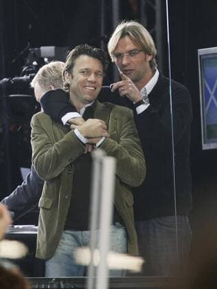 ZDF Fußballexperten Jürgen Klopp (Deutschland, re.) und Urs Meier (Schweiz) verstehen sich auch, wenn die Kamera aus bleibt Fußball Länderspiel Herren EM Qualifikation 2007, Nationalteam Gruppe Hannover Harmonie, Freude, Kameradschaft, Fußball Länderspiel Herren EM Qualifikation 2007, Nationalteam Gruppe Hannover Harmonie, Freude, Kameradschaft,