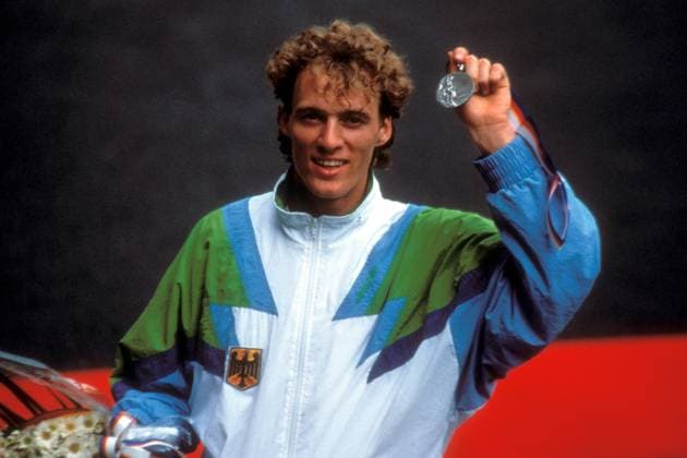 Dieter Baumann (BR Deutschland) präsentiert stolz seine Silbermedaille über 5000m bei den Olympischen Spielen 1988 Leichtathletik OS Sommer Herren Olympische Spiele Seoul 1988, Sommerspiele, Einzelbild Seoul Freude, Leichtathletik OS Sommer Herren Olympische Spiele Seoul 1988, Sommerspiele, Einzelbild Seoul Freude,