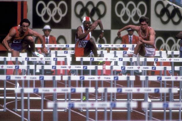Vladimir Chichkine (Sowjetunion, re.) und Anthony Campbell (USA, Mitte) überqueren die Hürden Leichtathletik OS Sommer Herren Olympische Spiele Seoul 1988, Sommerspiele, Nationaltrikot Gruppe Seoul Dynamik, Leichtathletik OS Sommer Herren Olympische Spiele Seoul 1988, Sommerspiele, Nationaltrikot Gruppe Seoul Dynamik,