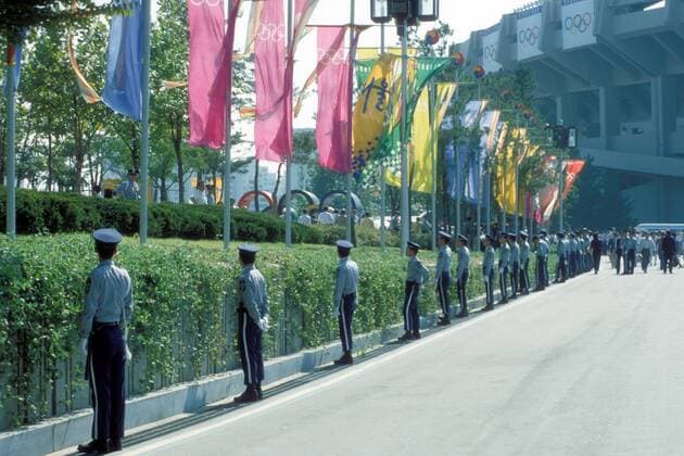 Polizisten sorgen am Rande des Marathonlaufes bei den Olympischen Sommerspielen 1988 in Seoul für die nötige Sicherheit Leichtathletik OS Sommer Herren Olympische Spiele Seoul 1988, Sommerspiele, Totale Olympiastadion, o0 Reih und Glied Seoul Stadionumgebung Leichtathletik OS Sommer Herren Olympische Spiele Seoul 1988, Sommerspiele, Totale Olympiastadion, o0 Reih und Glied Seoul Stadionumgebung