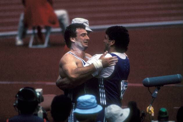 Olympiasieger Ulf Timmermann (li.) nimmt die Glückwünsche von Udo Beyer (beide DDR) entgegen Leichtathletik OS Sommer Herren Olympische Spiele Seoul 1988, Sommerspiele, Nationaltrikot Gruppe Seoul Freude, Leichtathletik OS Sommer Herren Olympische Spiele Seoul 1988, Sommerspiele, Nationaltrikot Gruppe Seoul Freude,