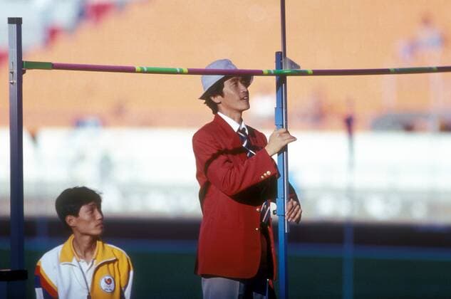 Sprungrichter misst die Sprunghöhe Leichtathletik OS Sommer Herren Olympische Spiele Seoul 1988, Sommerspiele, Einzelbild Seoul Leichtathletik OS Sommer Herren Olympische Spiele Seoul 1988, Sommerspiele, Einzelbild Seoul