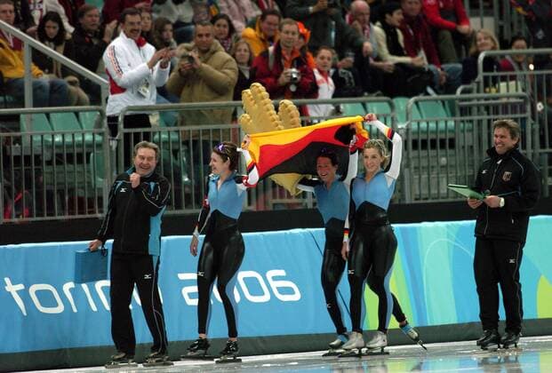 Die Bundestrainer Stephan Gneupel (li.) und Markus Eicher bejubeln mit Anni Friesinger (2.v.re.), Claudia Pechstein (Mitte) und Daniela Anschütz Thoms (alle Deutschland) den Olympiasieg in der Teamverfolgung Eisschnellauf OS Winter Damen Olympische Spiele Turin 2006, Winterspiele, Verfolgung Teamverfolgung Teamwettbewerb Teamwertung Gruppe Turin Freude, Eisschnellauf OS Winter Damen Olympische Spiele Turin 2006, Winterspiele, Verfolgung Teamverfolgung Teamwettbewerb Teamwertung Gruppe Turin Freude,