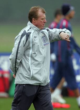Nationaltrainer Steve McClaren (England) schaut auf die Uhr - EDITORIAL USE ONLY. No use with unauthorised audio, video, data, fixture lists, club league logos or live services. Online in-match use limited to 120 images, no video emulation. No use in betting, games or single club league player publications. Fußball Herren Nationalmannschaft 2007, Training Einzelbild London Ungeduld, Fußball Herren Nationalmannschaft 2007, Training Einzelbild London Ungeduld,
