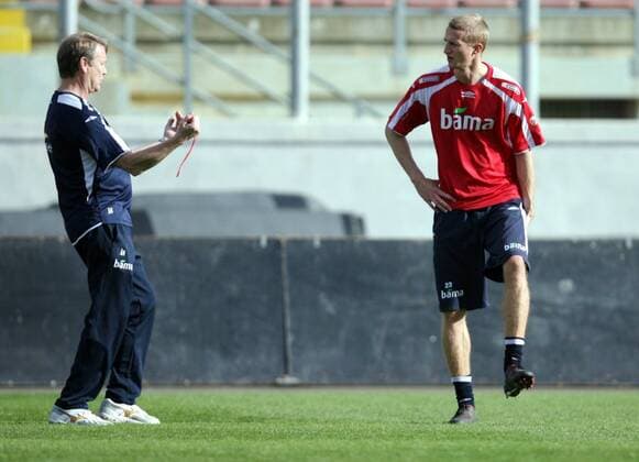 Nationaltrainer Age Hareide (li.) im Gespräch mit Brede Hangeland (beide Norwegen) -  Fußball Herren Nationalmannschaft 2007, Training, Gruppe Ta Qali Fußball Herren Nationalmannschaft 2007, Training, Gruppe Ta Qali