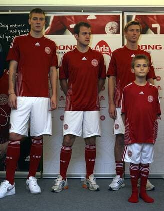 Präsentation des neuen dänischen Nationaltrikots, v.re.: Jon Dahl Tomasson, Daniel Jensen und Nicklas Bendtner - Fußball Herren Nationalmannschaft 2007, Pressekonferenz, Pressetermin, Präsentation, Gruppe Fußball Herren Nationalmannschaft 2007, Pressekonferenz, Pressetermin, Präsentation, Gruppe