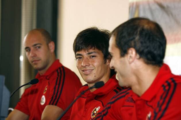David Jimenez Silva (Spanien, Mitte) gut gelaunt während der Pressekonferenz -  - NOxONLINExUSE Fußball Herren Nationalmannschaft 2007, Pressetermin Gruppe Las Palmas de Gran Canaria Fußball Herren Nationalmannschaft 2007, Pressetermin Gruppe Las Palmas de Gran Canaria